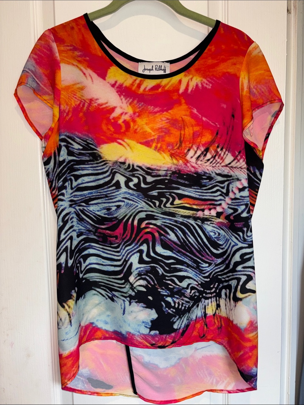 JOSEPH RIBKOFF..S/S BLOUSE MULTICOLORED ABSTRACT SUNSET DESIGN
SIZE SMALL